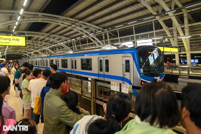 HCM City's first metro line attracts thousands on launch - 3