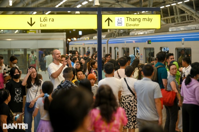 HCM City's first metro line attracts thousands on launch - 2