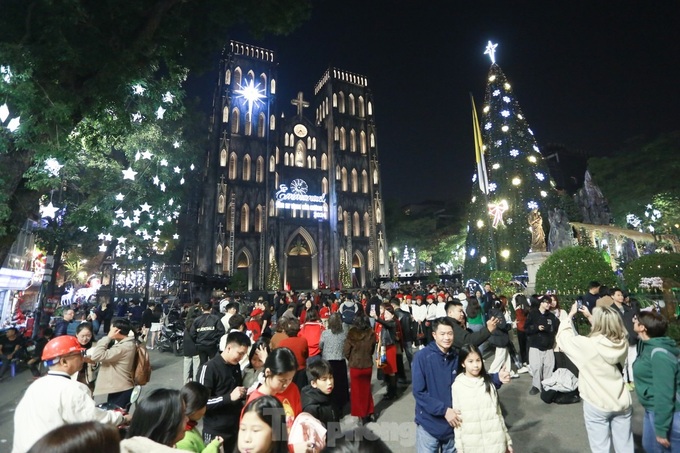 Christmas spirit fills Hanoi streets - 1