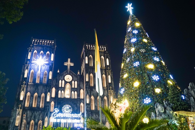 Christmas spirit fills Hanoi streets - 2