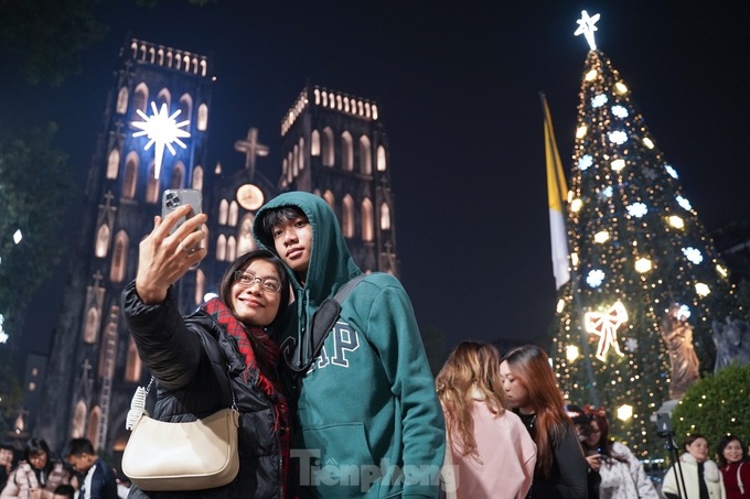 Christmas spirit fills Hanoi streets - 3