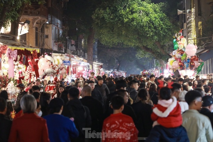 Christmas spirit fills Hanoi streets - 5