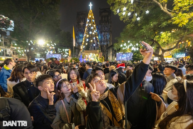 Crowds embrace Christmas cheer - 3