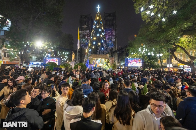 Crowds embrace Christmas cheer - 1