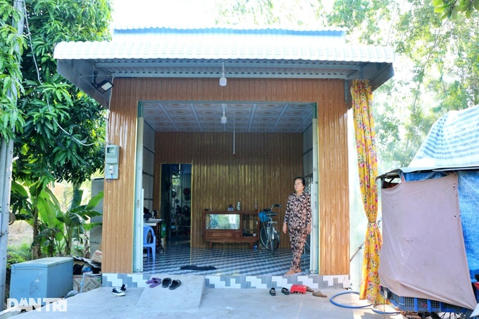 Two An Giang disadvantaged families receive new houses - 3