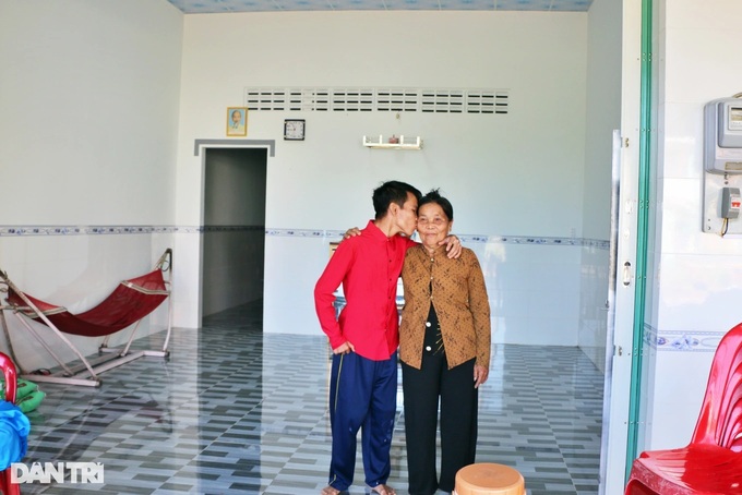 Two An Giang disadvantaged families receive new houses - 2