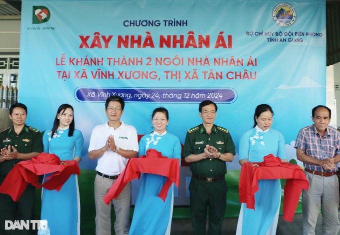 Two An Giang disadvantaged families receive new houses - 1