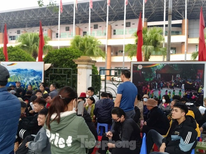 Football fans queue overnight for ASEAN Cup 2024 semi-final tickets - 4