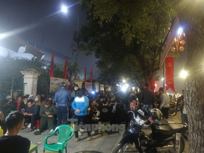 Football fans queue overnight for ASEAN Cup 2024 semi-final tickets - 3