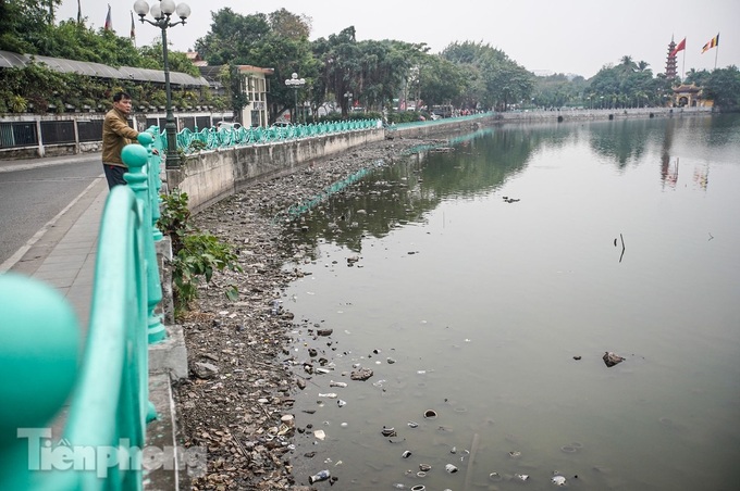 Hanoi lake reveals huge waste in dry season - 3