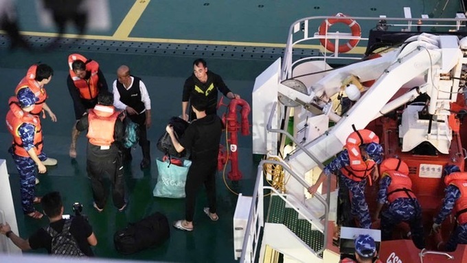 Coast Guard saves five Chinese fishermen - 2 Coast Guard saves five Chinese fishermen - 2