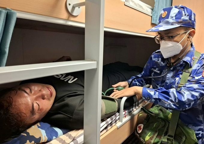 Coast Guard saves five Chinese fishermen - 3 Coast Guard saves five Chinese fishermen - 3