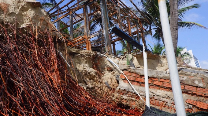 Severe coastal erosion ravages Danang beachfront - 3 Severe coastal erosion ravages Danang beachfront - 3