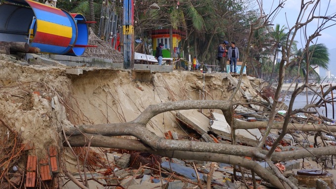 Severe coastal erosion ravages Danang beachfront - 2 Severe coastal erosion ravages Danang beachfront - 2