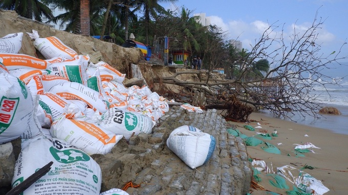 Severe coastal erosion ravages Danang beachfront - 6 Severe coastal erosion ravages Danang beachfront - 6