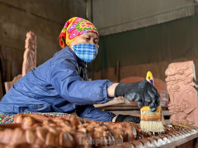 Hundred-year-old carpentry village gears up for Tet - 1 Hundred-year-old carpentry village gears up for Tet - 1