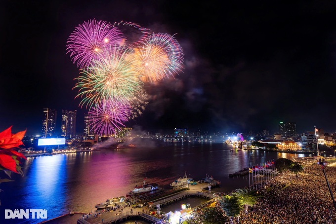 Vietnam's major cities display fireworks to welcome New Year - 5