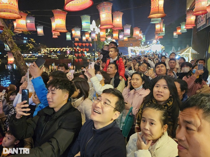 Vietnam's major cities display fireworks to welcome New Year - 10