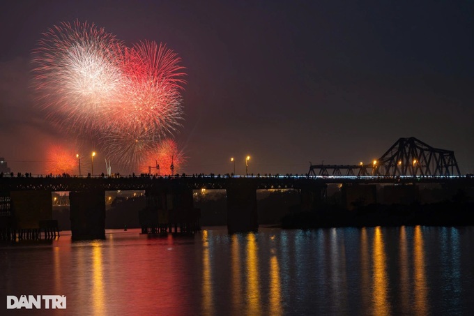 Vietnam's major cities display fireworks to welcome New Year - 4