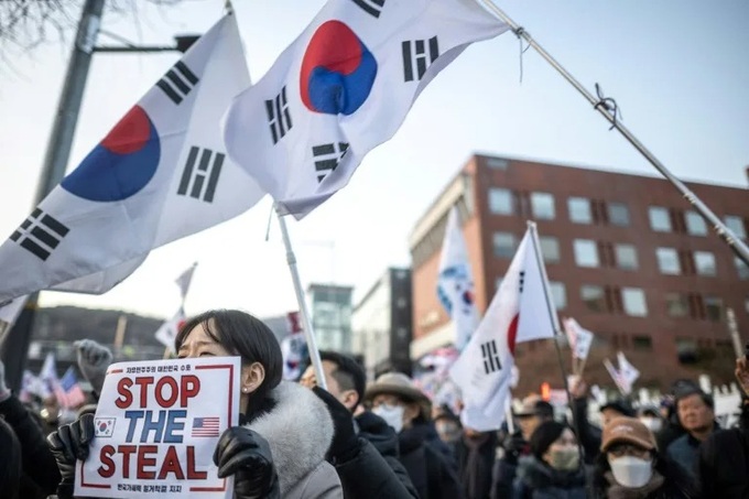 South Korea's Yoon resists arrest over martial law bid - 1