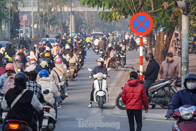 Hanoians comply with traffic rules following stricter fines - 6