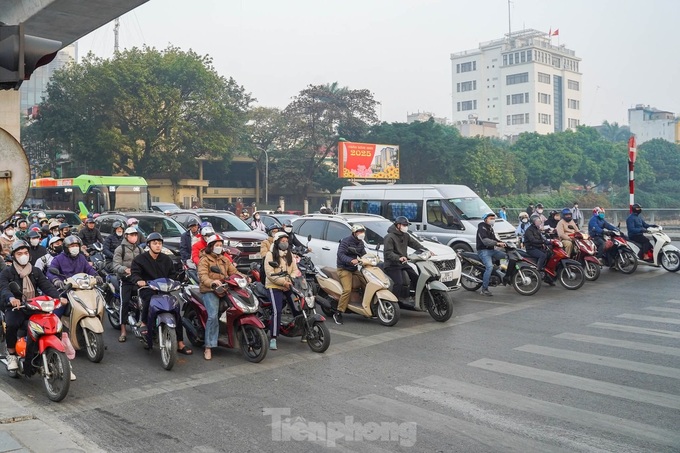 Hanoians comply with traffic rules following stricter fines - 2