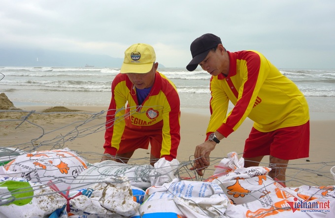 Erosion-hit beach in Danang reinforced - 3