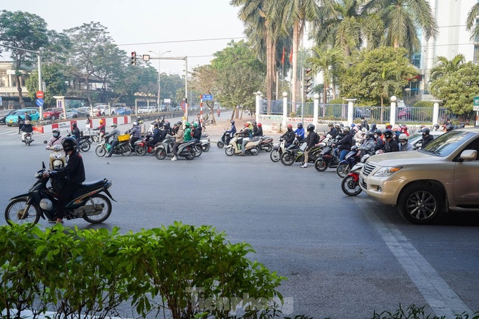 Hanoians comply with traffic rules following stricter fines - 7