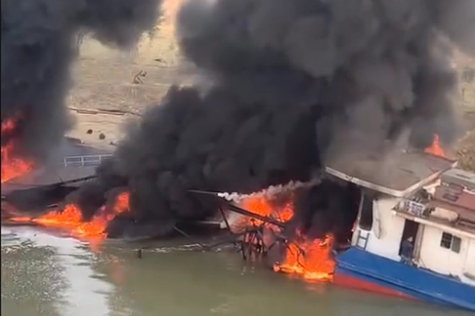 Oil tanker in Ninh Binh catches fire, injuring three - 1