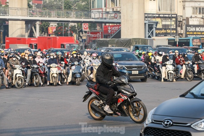 Hanoians comply with traffic rules following stricter fines - 4