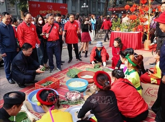 Hanoi hosts charity market, supporting 2,000 disadvantaged individuals - 1