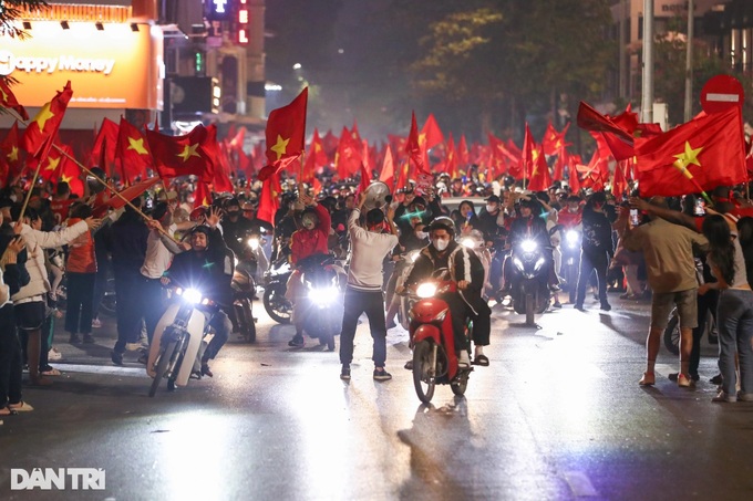 Fans flood streets to celebrate Vietnam's ASEAN Cup win - 2