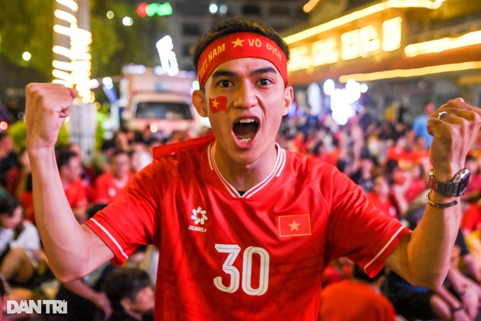 Fans flood streets to celebrate Vietnam's ASEAN Cup win - 3