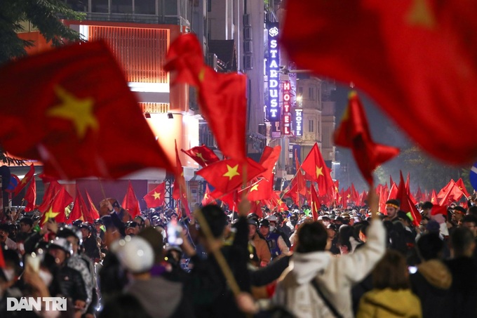 Fans flood streets to celebrate Vietnam's ASEAN Cup win - 1