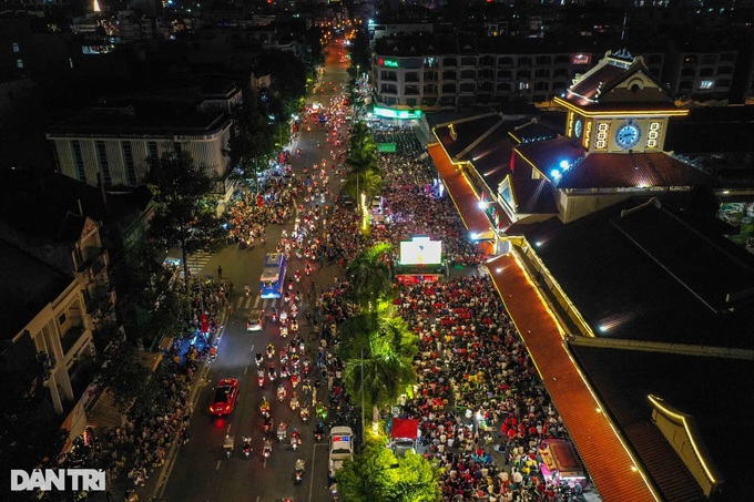 Fans flood streets to celebrate Vietnam's ASEAN Cup win - 6