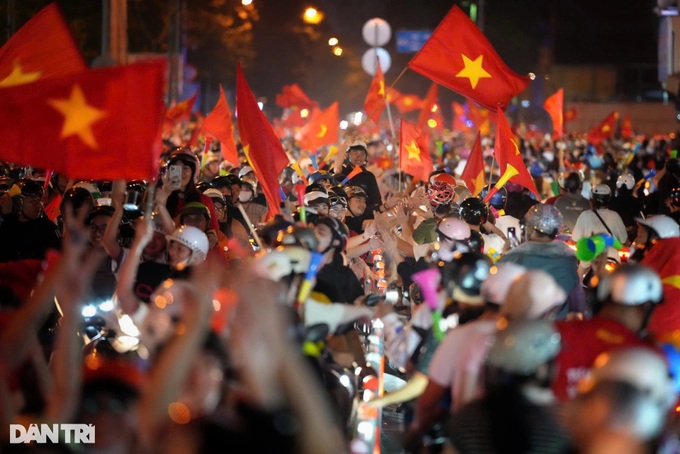 Fans flood streets to celebrate Vietnam's ASEAN Cup win - 7