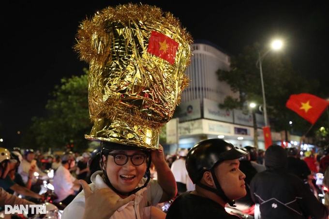 Fans flood streets to celebrate Vietnam's ASEAN Cup win - 5