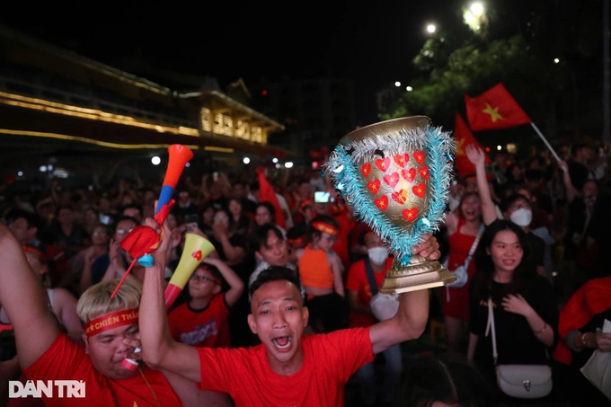 Fans flood streets to celebrate Vietnam's ASEAN Cup win - 4