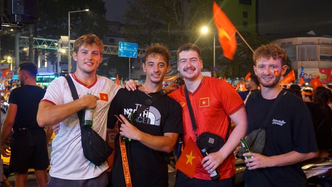 Fans flood streets to celebrate Vietnam's ASEAN Cup win - 8