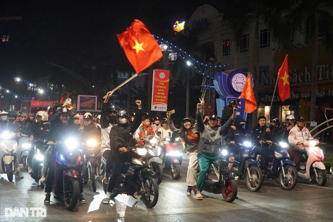 Fans flood streets to celebrate Vietnam's ASEAN Cup win - 10