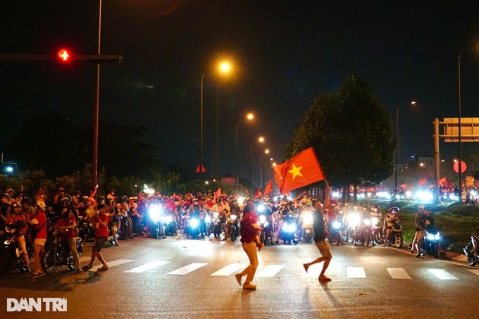 Fans flood streets to celebrate Vietnam's ASEAN Cup win - 9