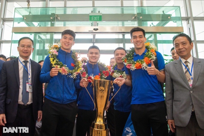 Victorious ASEAN Cup 2024 football team welcomed home - 3