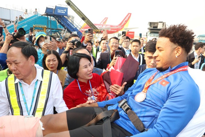 Victorious ASEAN Cup 2024 football team welcomed home - 5