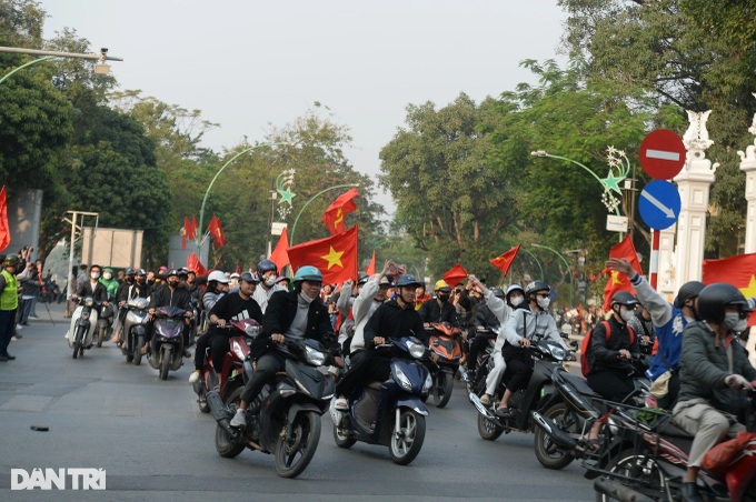 Victorious ASEAN Cup 2024 football team welcomed home - 7