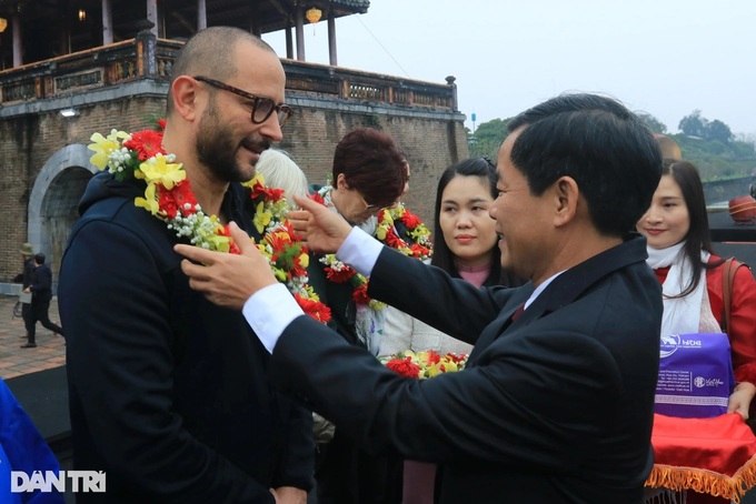 Vietnam welcomes nearly 17.6 million foreign tourists in 2024 - 1