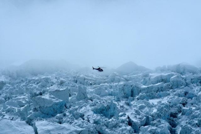 Nepal suspends helicopters in Everest region after protests - 1