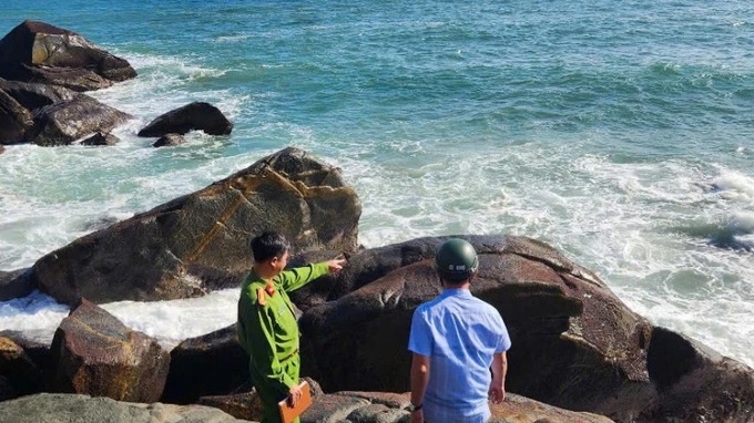 One dies, one remains missing while collecting seaweed in Quang Ngai - 1