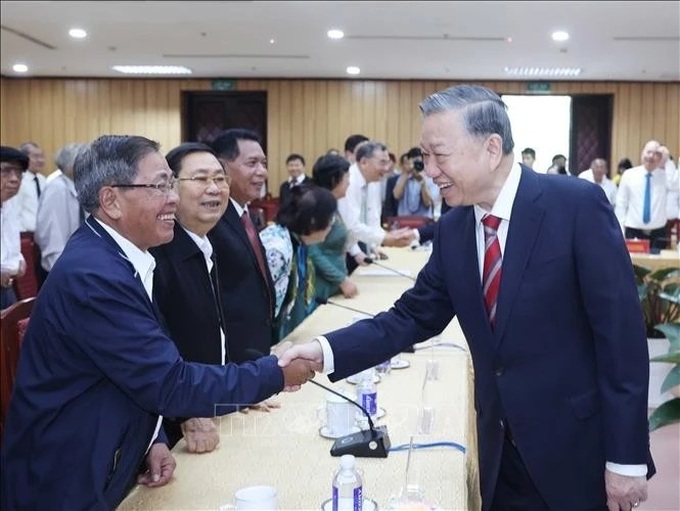 Party chief hosts former leaders, outstanding intellectuals and artists - 1