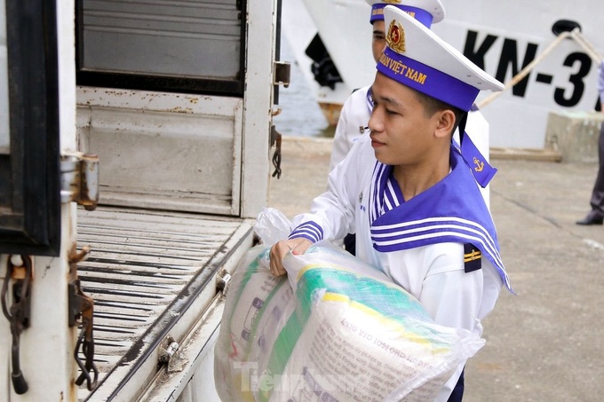 Tet gifts prepared for soldiers at sea - 4