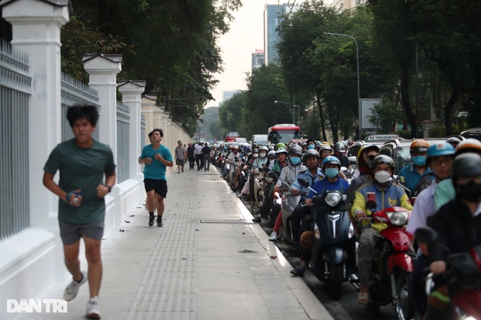 HCM City streets report serious congestion - 6